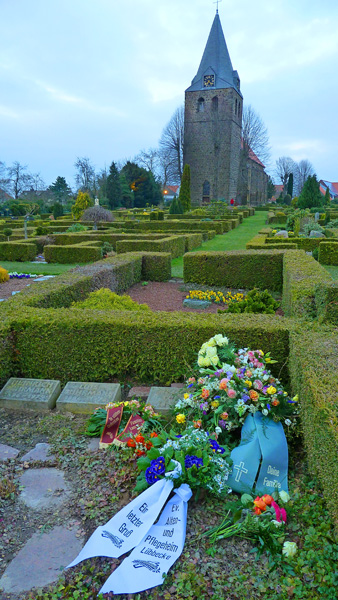 P1000851--Friedhof Grabschmuck - mit Kirche-H600
