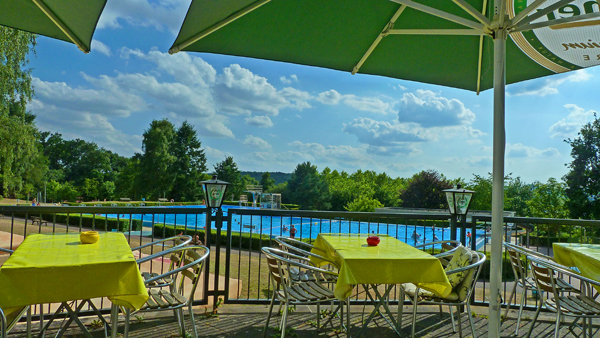 P1010937-Lollarer Waldschwimmbad von der Terrasse des Schwimmbad Cafs-B600