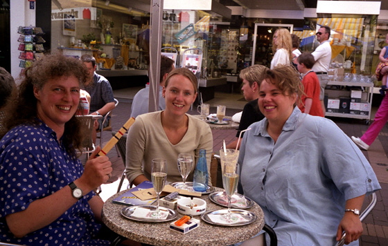 00-05-012-Barbara mit Arbeitskollegin Susi und ehemaliger Arbeitskollegin Tanja (in Lübbecke)-560