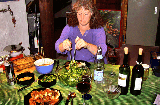 04-P1173382-Hase mischt Feldsalat zum Rinderbraten mit Linsengratin, Gegenlich-560t