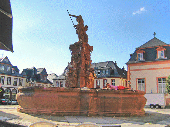 13-IMG_5378-Brunnen in Weilburg, pse7, struktur hell-560