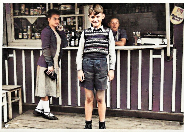 2-Wurstb-1953~Manfred Frau Kratz Mutti, sharpen pse7 inpaintx3 max Details-B600-Colorized_cleanup 2-Wurstb-1953~Manfred Frau Kratz Mutti, sharpen pse7 inpaintx3 max Details-B600-Colorized_cleanup