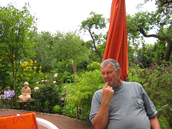 2008-IMG_3992-Gerhard mit Buddha - B560