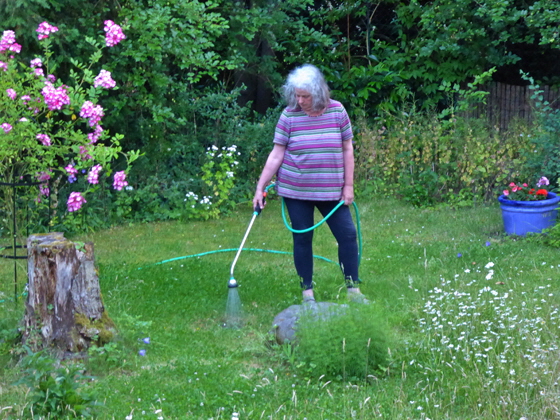 22-P1010727-Barbara wässert unseren Garten-560