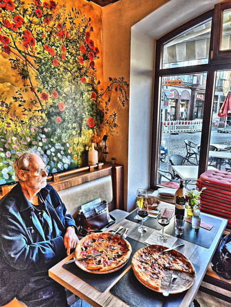 26-IMG20260430182126-Kater+Pizza, surr plastisch-H600