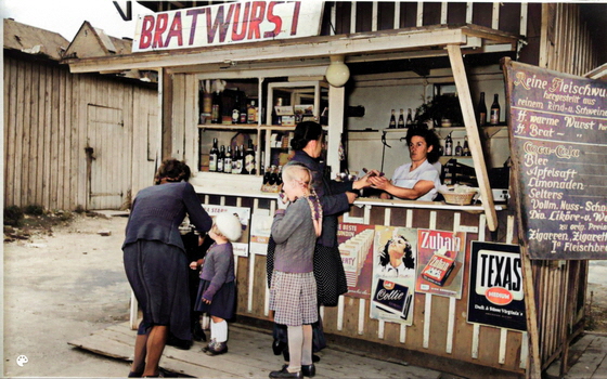 51-Wurstbude - Agnes Aulbach ca 1950-52-Colorized-560