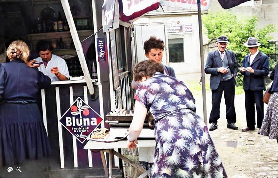 54-05-0023-Gretel innen Mutti au�en hinten Klapettek Gimp-Colorized-Enhanced, FastStone-560