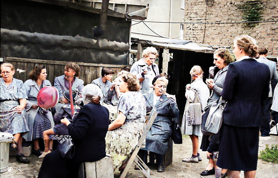 54-05-0024-WSV-Hinterm Budchen-Colorized-Enhanced-560