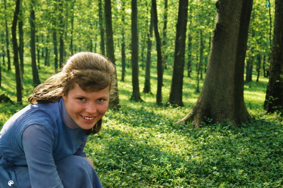 54-07-0006-Silvia im Buchenwald - koloriert x2-560