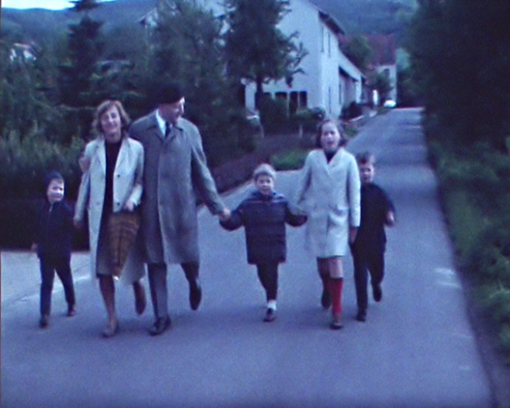 68-G13 - 073-T.Gerda, Onkel Richard und Kinder auf der Straße