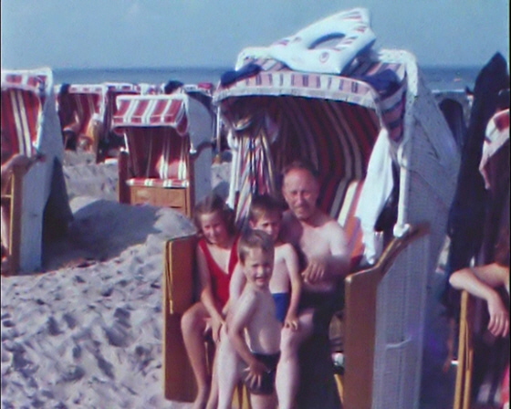 68-G14 - 0951-Karl mit Kindern im Strandkorb