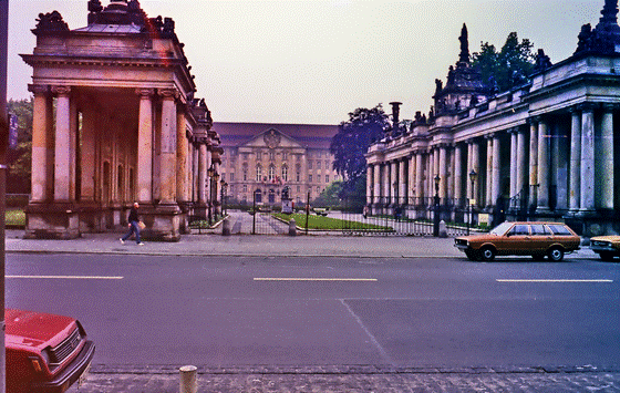 83-08-013-KÃ¶nigskolonnaden mit KontrollratsgebÃ¤ude, telezoom, denoise, intens. Himmel-560