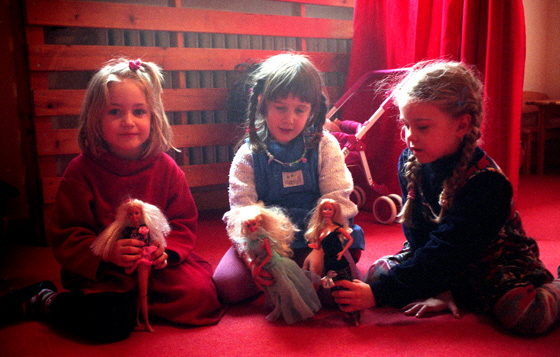 96-02-Nr-001-Spielen mit Barbie-Puppen B560