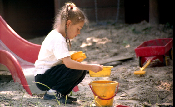 97-07-025-Kinderladen-Garten - Spielen mit Sand