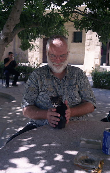 Cypern 01-14 - Girne-Burg-Cafeteria-Kater mit Kätzchen