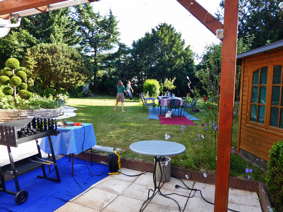 P1010573-Garten mit Federballspiel-560