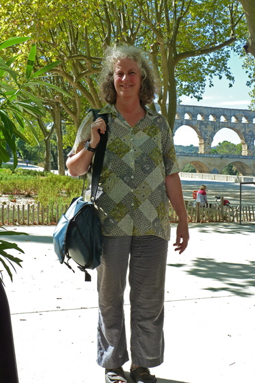 P1040900-Hase am Pont du Gard-H560