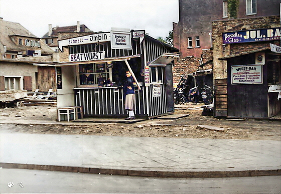 Wurstb-02 mit Frau Kratz-Fotodruck 15x10 FastSt-Colorized-Enhanced,Gimp, Mittelpunkt-560